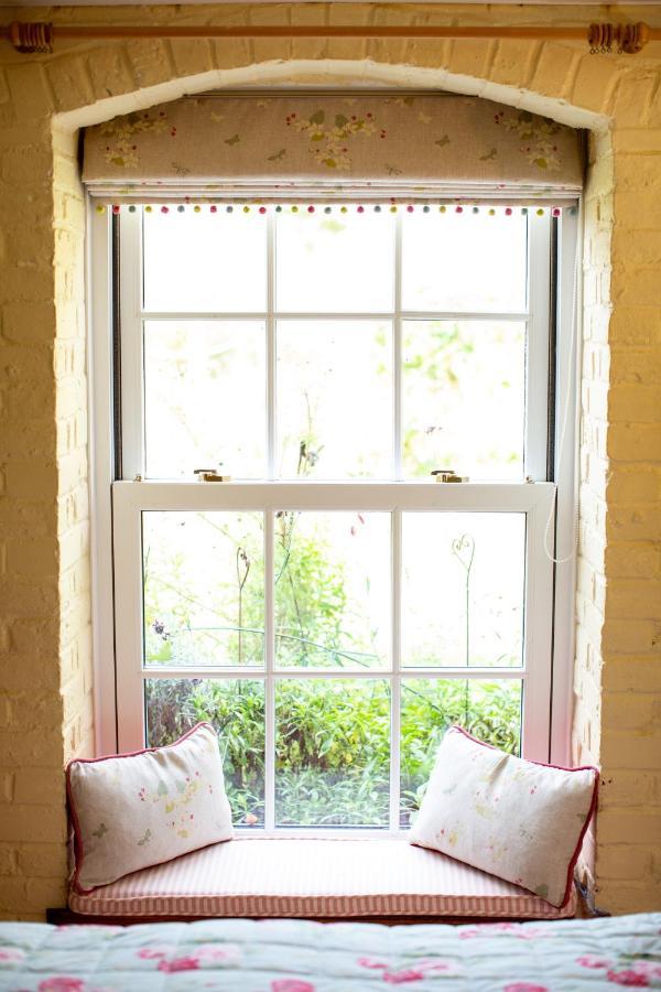 Cosy Cottage Ground Floor Bedroom Ensuite With Private Entrance Chichester Exterior foto